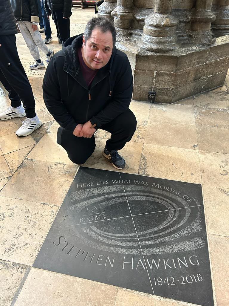 Ivan em Westminster Abbey, junto à placa de Hawking