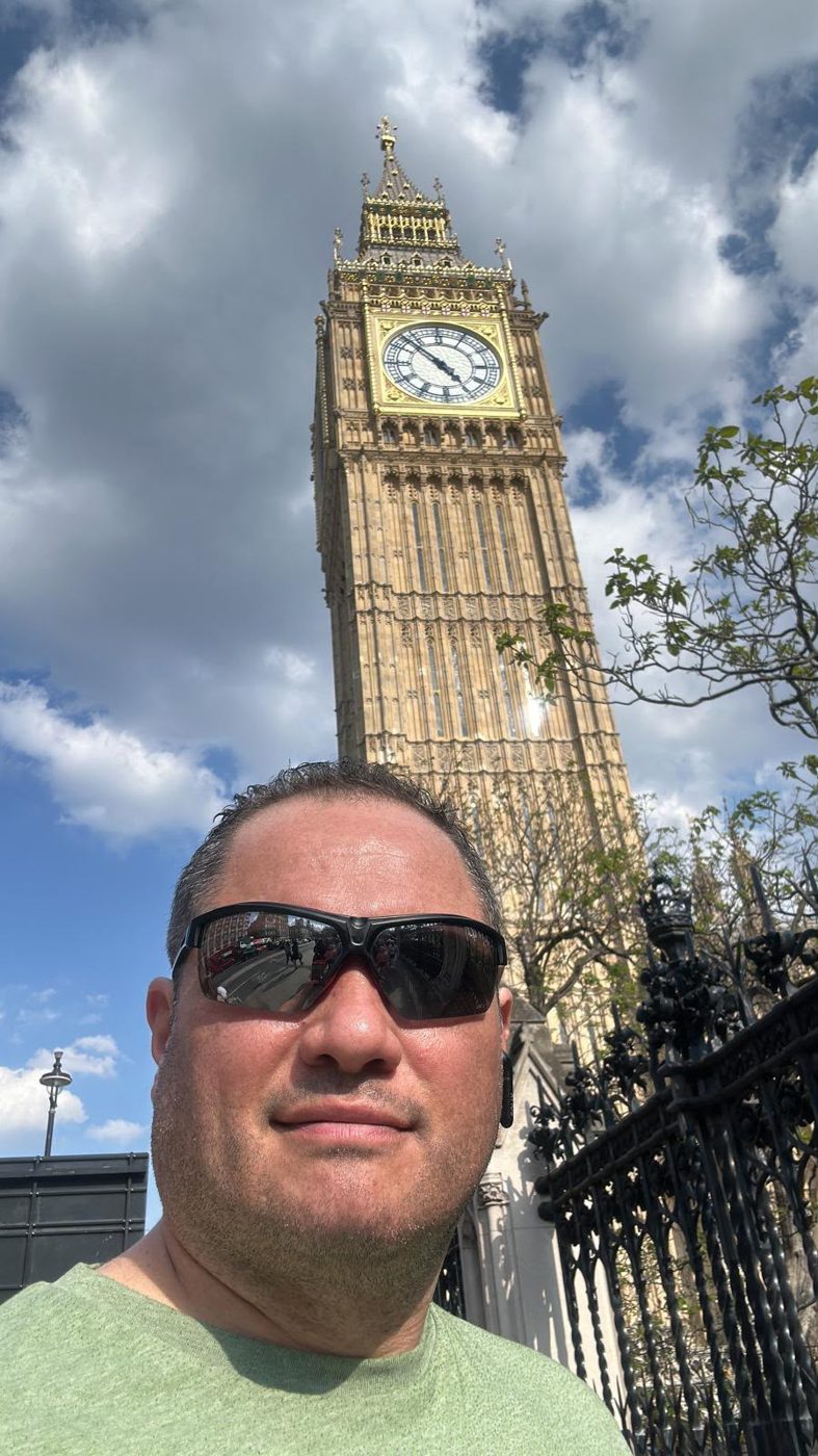 Ivan diante do Big Ben, em Londres