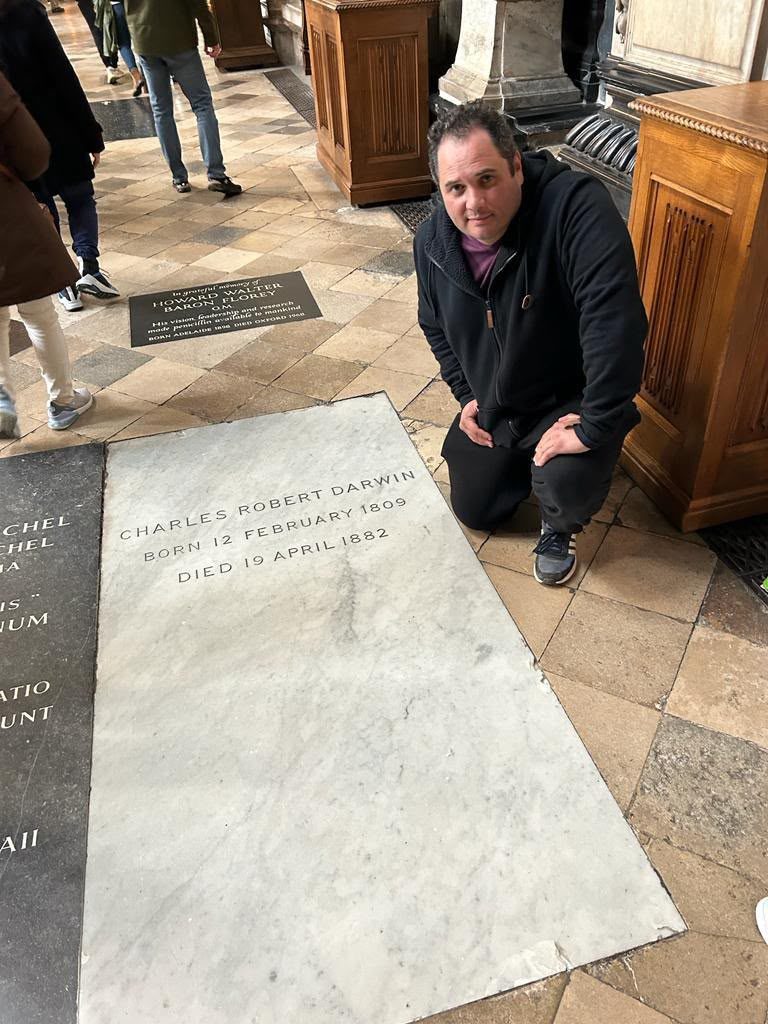 Ivan em Westminster Abbey, junto ao túmulo de Darwin