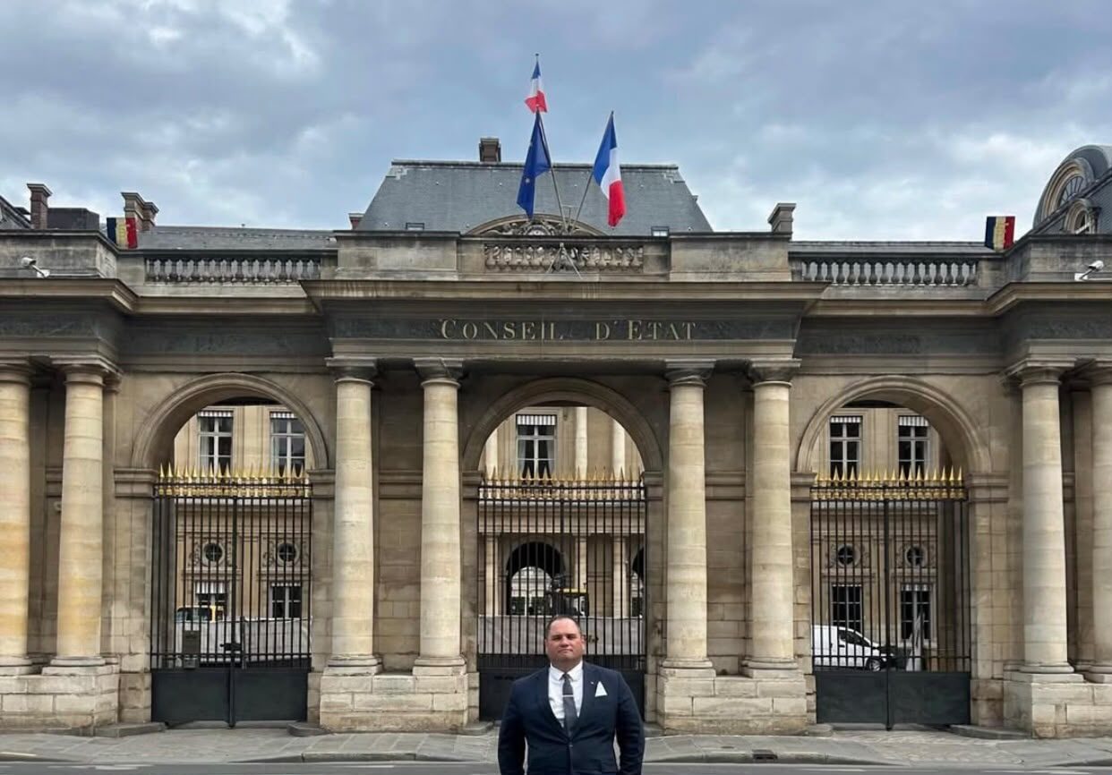 Ivan, mentor da PERPETUATIO, diante do Conseil d'État em Paris